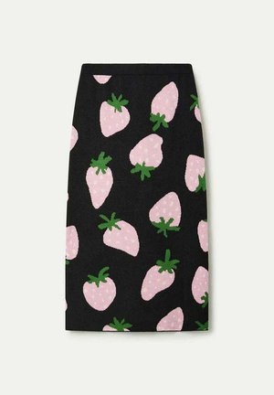 Falda negra con un patrón de fresas rosas y hojas verdes. La textura parece suave, con un diseño entallado y recto.