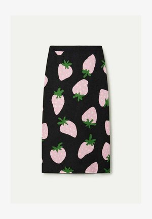Falda negra con un patrón de fresas rosas y hojas verdes. La textura parece suave, con un diseño entallado y recto.