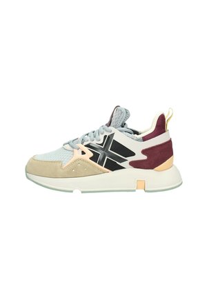 Scarpa sportiva grigia e beige con tomaia in mesh, dettagli in suede, logo nero e suola morbida e ammortizzata.