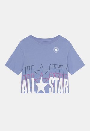 Jasnofioletowy krótki top z krótkim rękawem z napisem "ALL STAR" i grafiką gwiazdy w kolorze białym, różowym i ciemnofioletowym oraz małym okrągłym logo Converse All Star blisko kołnierza.
