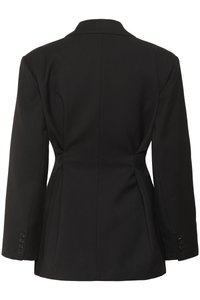 Svart blazere med en strukturert design, notched lapel og enkelt knappelukking. Har lange ermer og subtile bakdarts for formgiving.