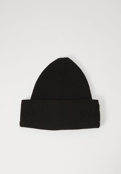 Mustan kudumisega beanie müts ribikangaga, millel on volditud äär ja reljeefne "EM" logo. Lihtne, ümar tipuvorm.