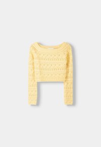Żółty krótki sweter na drutach z długimi rękawami, z teksturowanym wzorem z przeplatających się linii i ażurowych motywów. Okrągły dekolt.