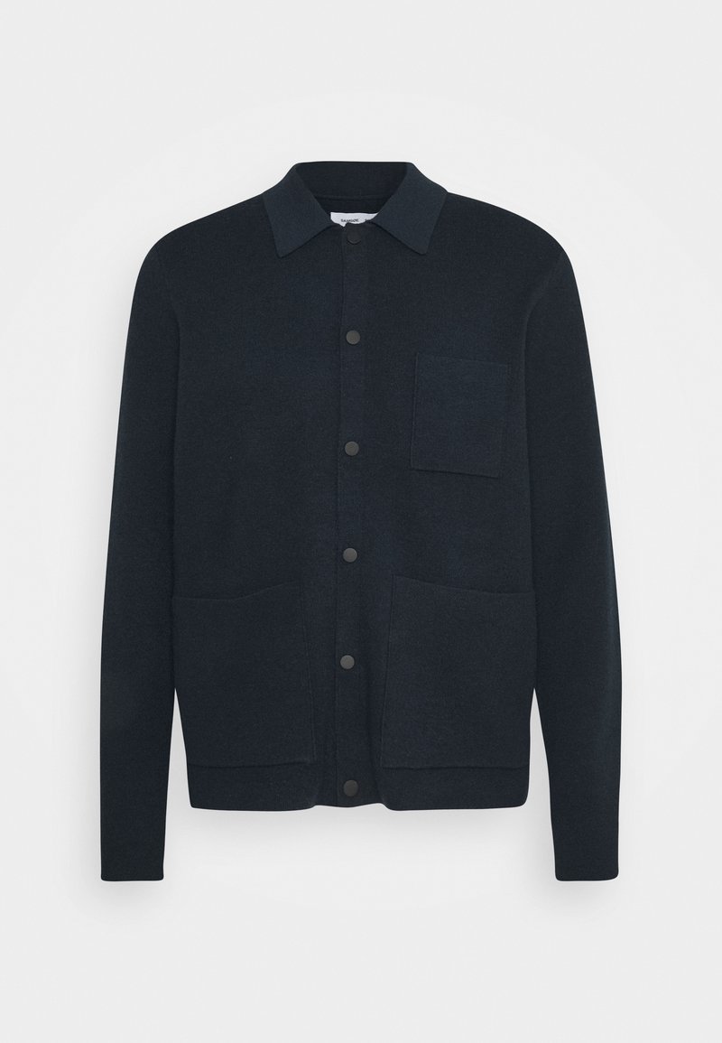 Cardigan noir à manches longues avec boutons, col, une poche poitrine et deux poches avant, présenté sur un fond blanc.