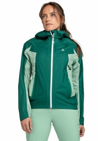 Zielona wodoodporna kurtka z jasnozielonymi akcentami, zapięciem na zamek, regulowanym kapturem i dwoma przednimi kieszeniami. Wykonana z oddychającego materiału.