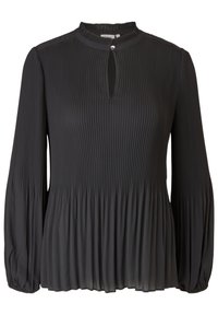 Blouse noire à manches longues avec plis verticaux, encolure ronde avec ouverture en goutte et fermeture par un seul bouton, taille froncée et manches légèrement bouffantes.