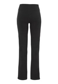 Schwarze ausgestellte Hose mit glatter Textur, mit hoher Taille und weißen seitlichen Streifen, die von der Taille bis zum Saum verlaufen.