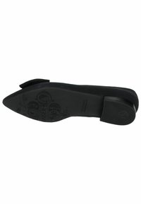 Zapato plano negro de punta con upper de ante texturizado y un tacón bajo y redondeado. Presenta una correa decorativa en la parte delantera.