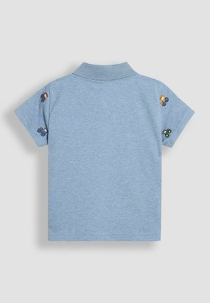 Blå bomulds polo shirt med korte ærmer. Har broderede traktor designs på skuldrene. Klassisk krave med en ren finish.