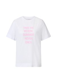 Witte katoenen t-shirt met korte mouwen en de roze tekst "NEEM ME NAAR EEN PLAATS WAAR DE ZOMER NOOIT EINDIGT" gedrukt op de voorkant. Eenvoudig ontwerp.