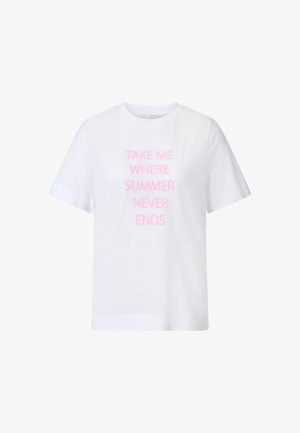 T-shirt bianca in cotone con maniche corte e la scritta rosa "PORTAMI DOVE L'ESTATE NON FINISCE MAI" stampata sul davanti. Design semplice.