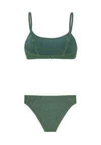 Žalias bikinis sudarytas iš tekstūrinio rašto, su reguliuojamomis petnešomis ir sagtimi liemenėlėje, bei aukštai iškirptomis kelnaitėmis.