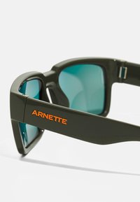 Arnette SAMHTY - Sončna očala - military green matte/shiny