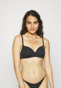 Puma - WOMEN SOFT PADDED BRA - Modrček za pod majico - black Miniaturna slika 1