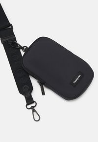 Kompakte schwarze Stofftasche mit Reißverschluss, abnehmbarer Trageschlaufe, Logoeinheit und einem Clip zur Befestigung. Glatte Textur.