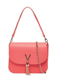 Sac à main en faux cuir corail avec fermeture à rabat magnétique, bandoulière en chaîne dorée et accent logo en V. Texture lisse avec une forme structurée.