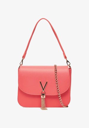 Sac à main en faux cuir corail avec fermeture à rabat magnétique, bandoulière en chaîne dorée et accent logo en V. Texture lisse avec une forme structurée.