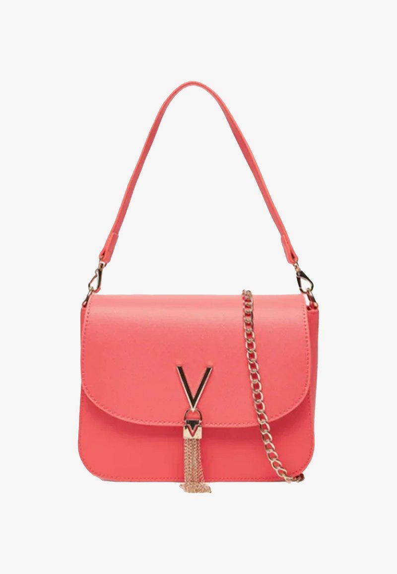 Sac à main en faux cuir corail avec fermeture à rabat magnétique, bandoulière en chaîne dorée et accent logo en V. Texture lisse avec une forme structurée.