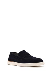 Navyblaue Wildlederschuhe zum Hineinschlüpfen mit runder Zehenform, einer gesteppten Akzentuierung und einer kontrastierenden weißen Gummisohle. Minimalistisches Design.
