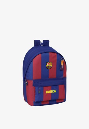 Plecak z niebieskimi i czerwonymi pionowymi paskami, herbem FC Barcelona, przednią kieszenią z żółtym tekstem "BARÇA" oraz suwakami z logo klubu.