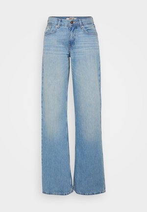 Jeans de blugă de culoare albastră deschisă, cu croială largă, având închidere frontală cu buton, cinci buzunare și zone ușor decolorate pentru a varia textura.