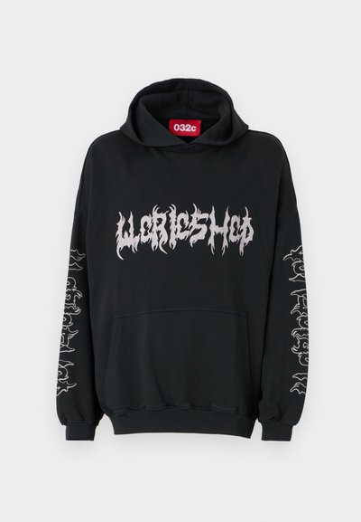 Sudadera negra con capucha que presenta un gran estampado gráfico en la parte delantera y diseños detallados en las mangas. Fabricada con una tela suave y cuenta con un bolsillo tipo canguro.