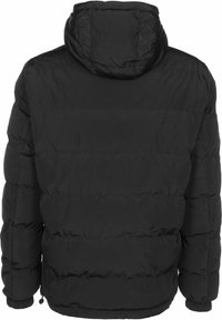 Kurtka puchowa w jednolitym czarnym kolorze, z poziomym przeszyciem, kapturem, elastycznymi mankietami oraz lekko błyszcząca, pikowaną teksturą.