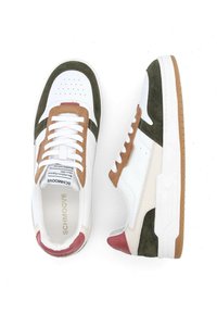 Weiße Ledersneaker mit braunen, grünen und roten Wildlederakzenten. Sie verfügen über Perforationen, flache weiße Schnürsenkel und eine strukturierte Gummisohle.
