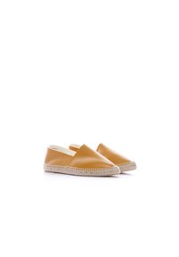 Espadrilles en cuir jaune avec une semelle en jute tissée, design à enfiler et une texture lisse et brillante. Aucun motif ni détail matériel visible.