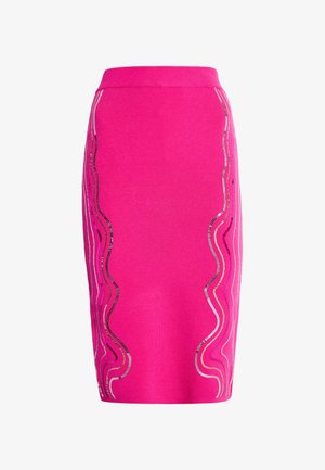 Rászorított, térdmegálló szoknya fényes rózsaszín anyagból, hullámos ezüst részletekkel az oldalain és sima, rugalmas textúrával.