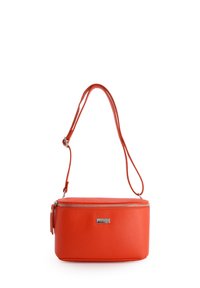 Rød læder crossbody taske med en struktureret overflade, lynlåslukning, justerbar rem og en lille logo plade på forsiden.
