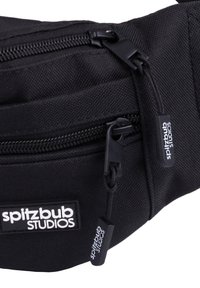 Schwarze Bauchtasche aus strapazierfähigem Stoff, ausgestattet mit zwei Reißverschlusstaschen, einem Logo-Patch und verstellbaren Trägern. Strukturierte Oberfläche für besseren Grip.