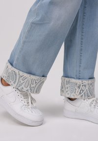 Even&Odd Platėjantys džinsai - light blue wash