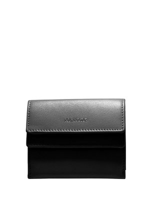 Kompaktní černá kožená peněženka s klopou na zavírání, na přední střední části s raženým názvem značky "MAITRE".