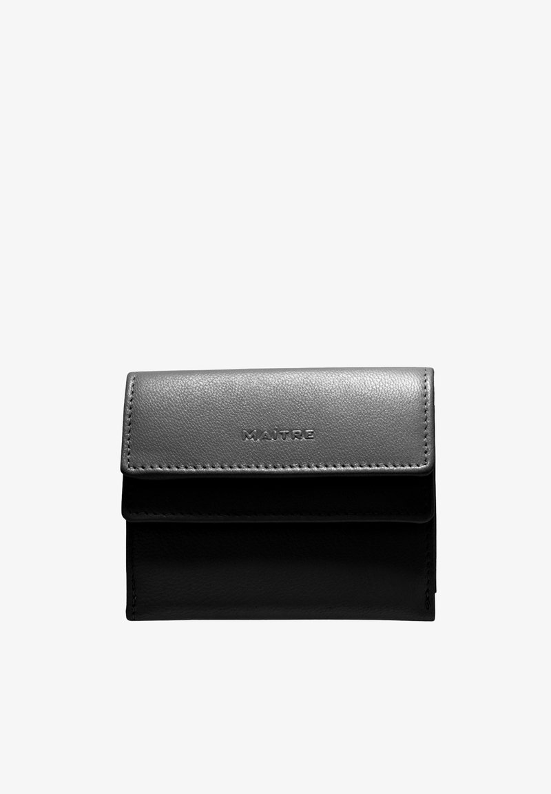 Portefeuille compact en cuir noir avec fermeture à rabat, présentant le nom de la marque "MAITRE" en relief au centre devant.