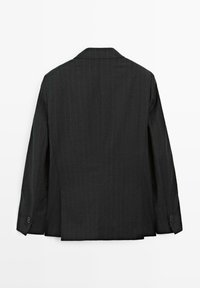 Dunkelgrauer Blazer mit Nadelstreifen, mit Reverskragen, langen Ärmeln und belüftetem Rücken. Verfügt über knöpfbare Manschetten und eine glatte Stoffstruktur.