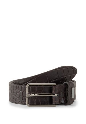Ceinture en cuir marron foncé avec texture crocodile et boucle métallique rectangulaire argentée, enroulée sur un fond blanc.