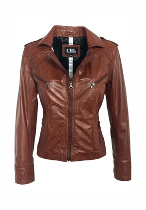 Bruine leren jas met rits aan de voorkant, twee borstzakken met rits, steekzakken en een zwarte voering met een CBL-label.