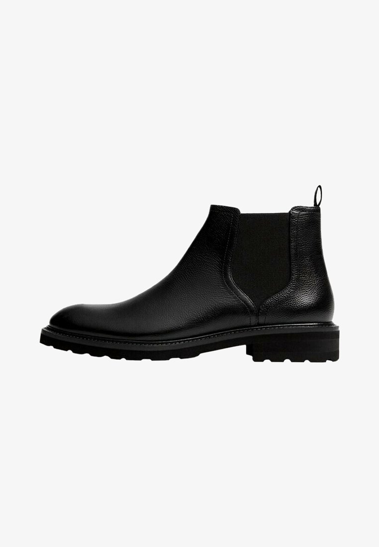 Des bottes Chelsea en cuir noir présentent un bout rond, des panneaux latéraux élastiques et un dessus texturé avec une semelle épaisse et robuste.