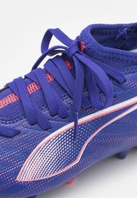 Puma ULTRA 5 MATCH MG JR UNISEX - Botines de fútbol para terreno firme - lapis lazuli/white/sunset glow