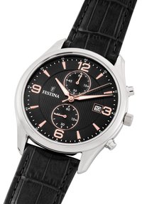 Reloj analógico negro con una esfera negra texturizada, caja plateada, acentos en rosa, subesferas de cronógrafo y una correa de cuero negra con patrón de cocodrilo.