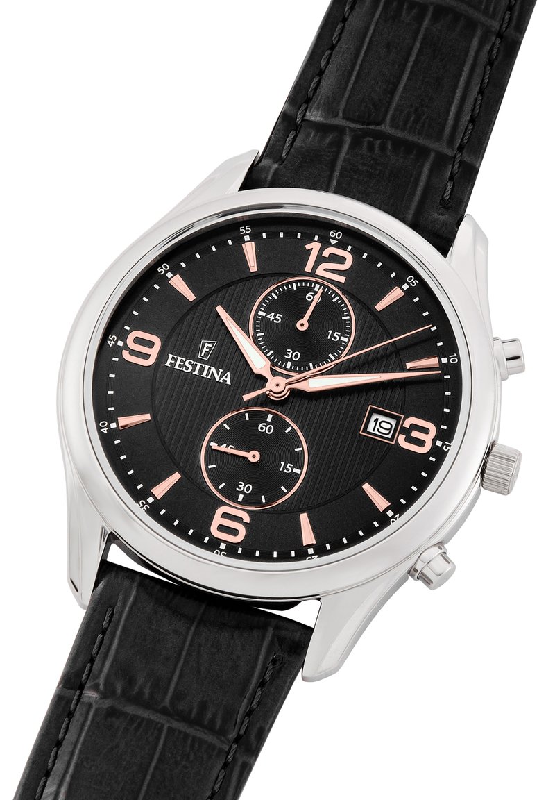Reloj analógico negro con una esfera negra texturizada, caja plateada, acentos en rosa, subesferas de cronógrafo y una correa de cuero negra con patrón de cocodrilo.