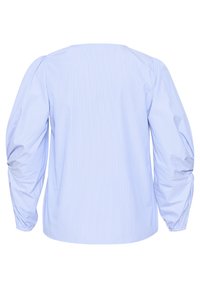 Lichtblauwe blouse met verticale witte strepen, ronde halslijn en lange pofmouwen met geplooide details bij de manchetten.