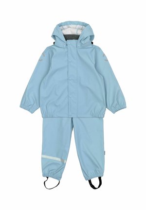 Šviesiai mėlynas vandeniui atsparus striukės ir kelnių rinkinys. Striukėje yra gobtuvas, sagstymas spaustukais ir atšvaitiniai elementai; kelnėse – elastiniai rankogaliai ir reguliuojamos juostos.