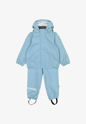 Lichtblauw waterdicht jack en broek set. Het jack heeft een capuchon, drukknopen en reflecterende accenten; de broek heeft elastische manchetten en verstelbare riemen.