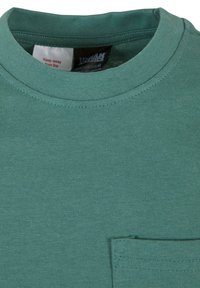 Grünes Kurzarm-T-Shirt aus Baumwolle. Hat einen runden Halsausschnitt und eine kleine Brusttasche. Glatte, einfarbige Textur ohne Muster.