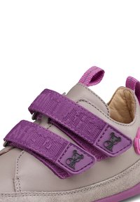 Leder schuh in hellgrau mit lila Klettverschlüssen, featuring ein Bärenlogo und einer strukturierten Oberfläche. Abgerundete Zehenform und gepolsterter Innenraum.