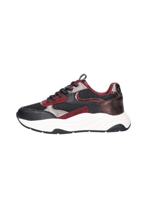 Zwart, bordeauxrode en grijze sneaker met mesh- en lederen texturen, dikke witte zool en vetersluiting, zijaanzicht.