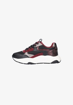Zwart, bordeauxrode en grijze sneaker met mesh- en lederen texturen, dikke witte zool en vetersluiting, zijaanzicht.