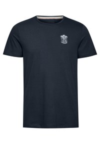 Mørk navy kortærmet T-shirt lavet af glat bomuld. Har et hvidt trykt palmetrædesign på venstre bryst. Klassisk rund hals.